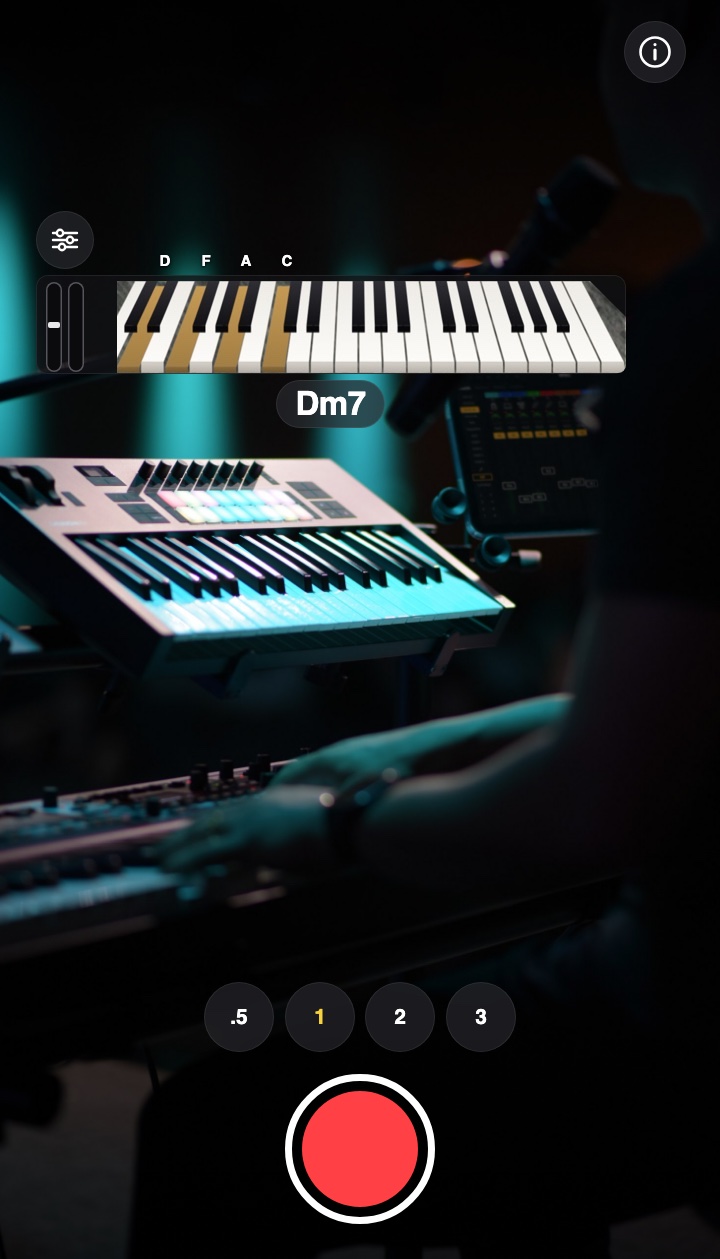iPhone gravando um tecladista, com um teclado em 3D sobre a imagem, teclas acesas e o acorde Dm7